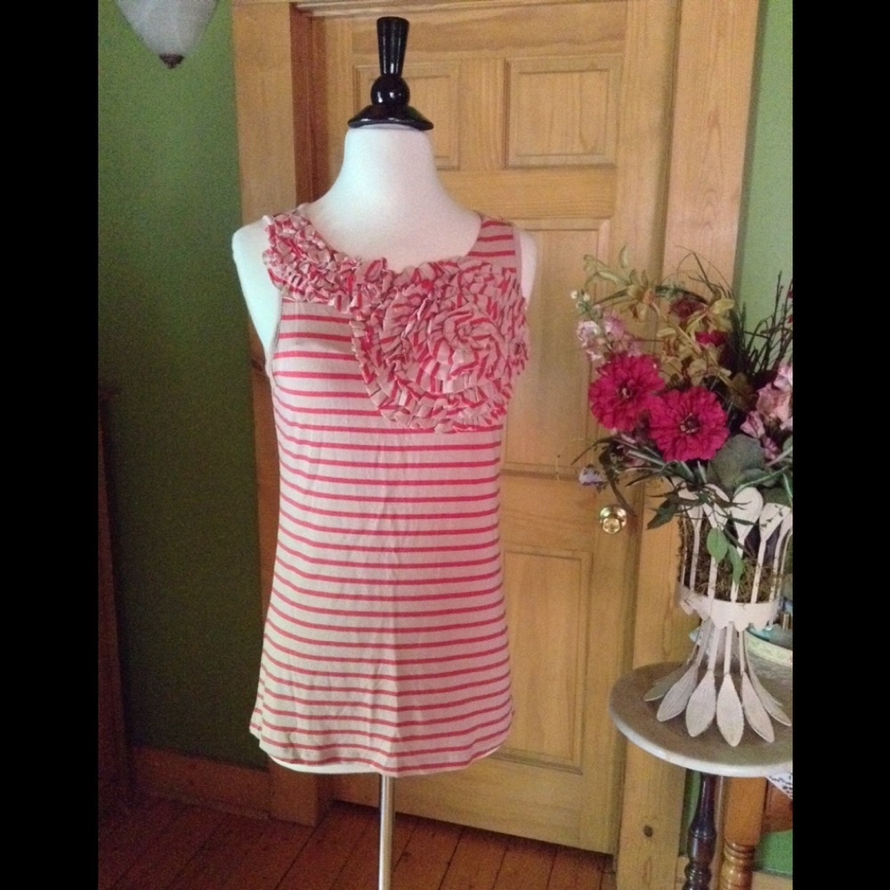 ✨Design History ruffled neckline tank✨